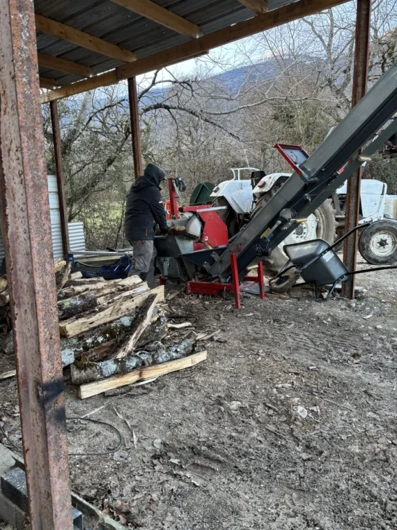 Découpe de bois de chauffage à Echenevex., Échenevex, Monsieur Hugo Tardy